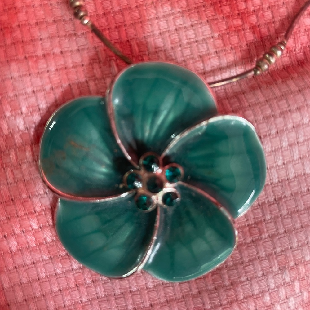 Water lily necklace